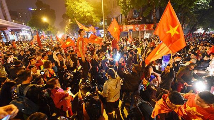 Fans in thrall as Vietnam qualifies for AFF Cup semifinals