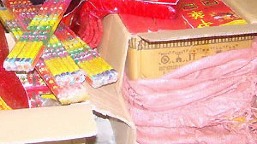 Quang Binh seizes 250kg of smuggled firecrackers