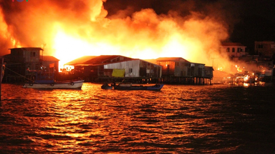 
        Fire destroys 70 houses in Khanh Hoa
                          
                      