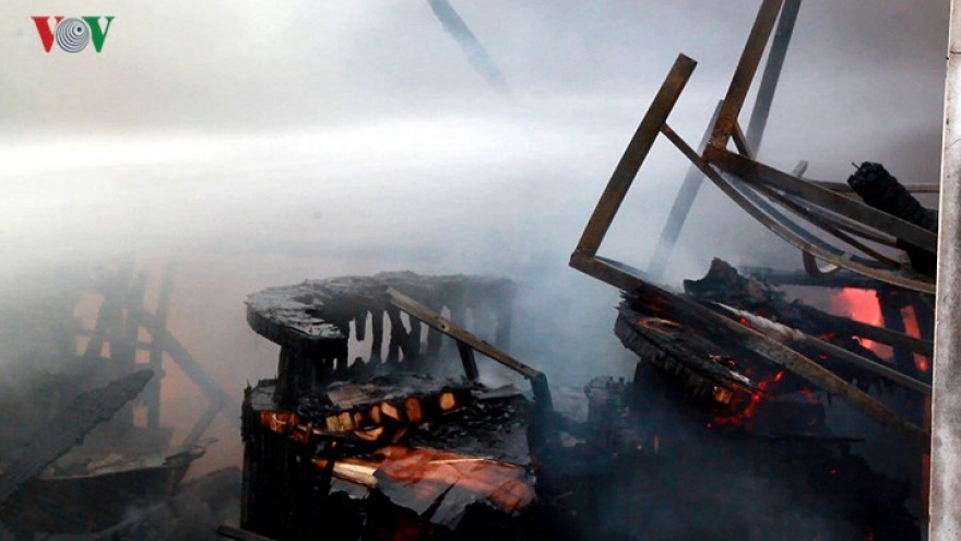 In photos: Fire rips through Quan Lau market in Vinh