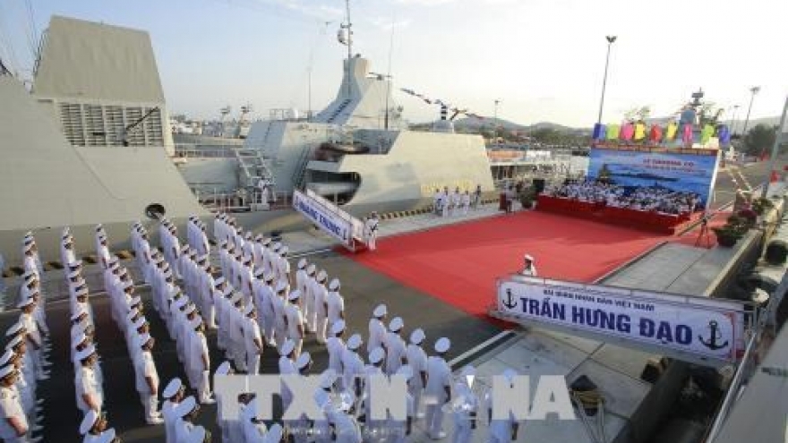Flag-hoisting ceremony held on two missile escort warships