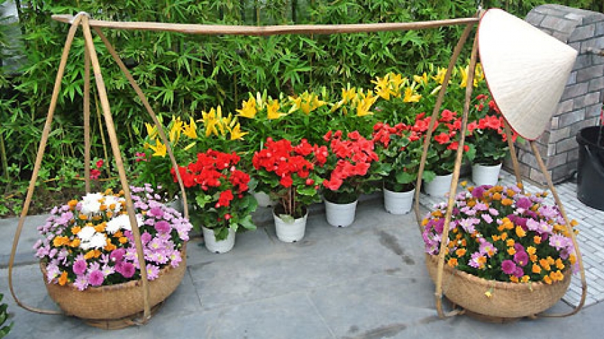“Flower and Life” exhibition opens in Hanoi 