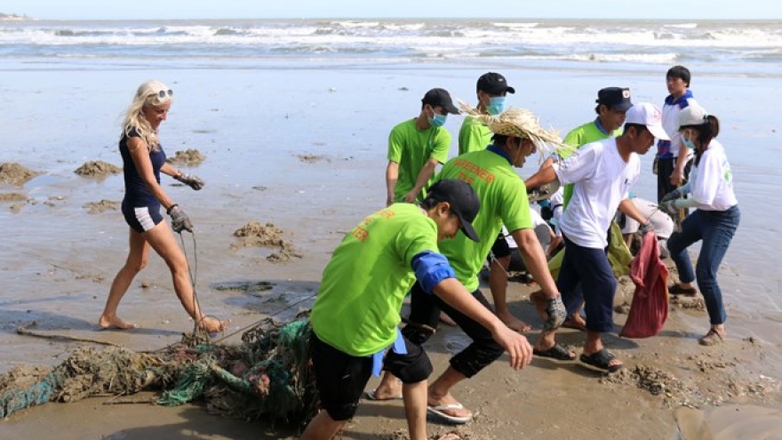 Foreign tourists help clean Mui Ne beach