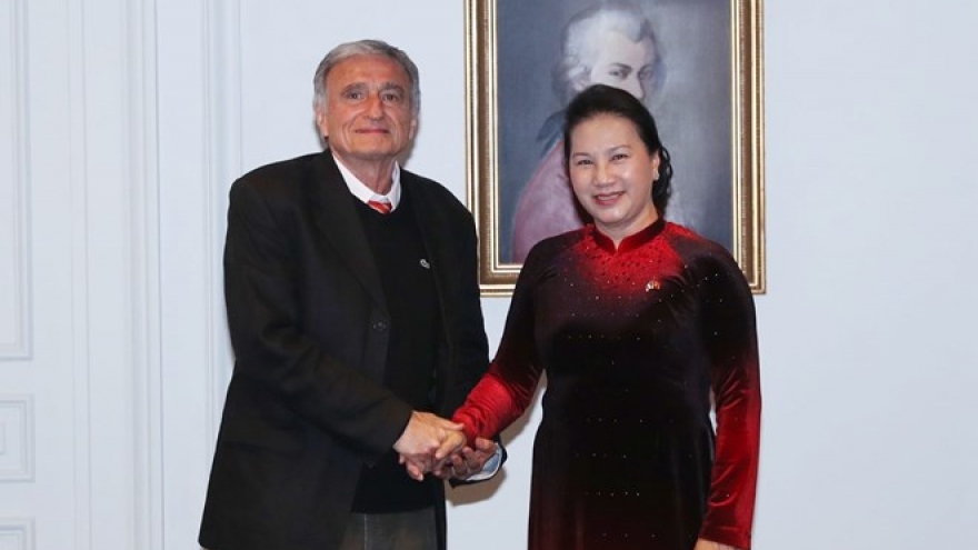 Top legislator hails people-to-people ties in Vietnam-France relations