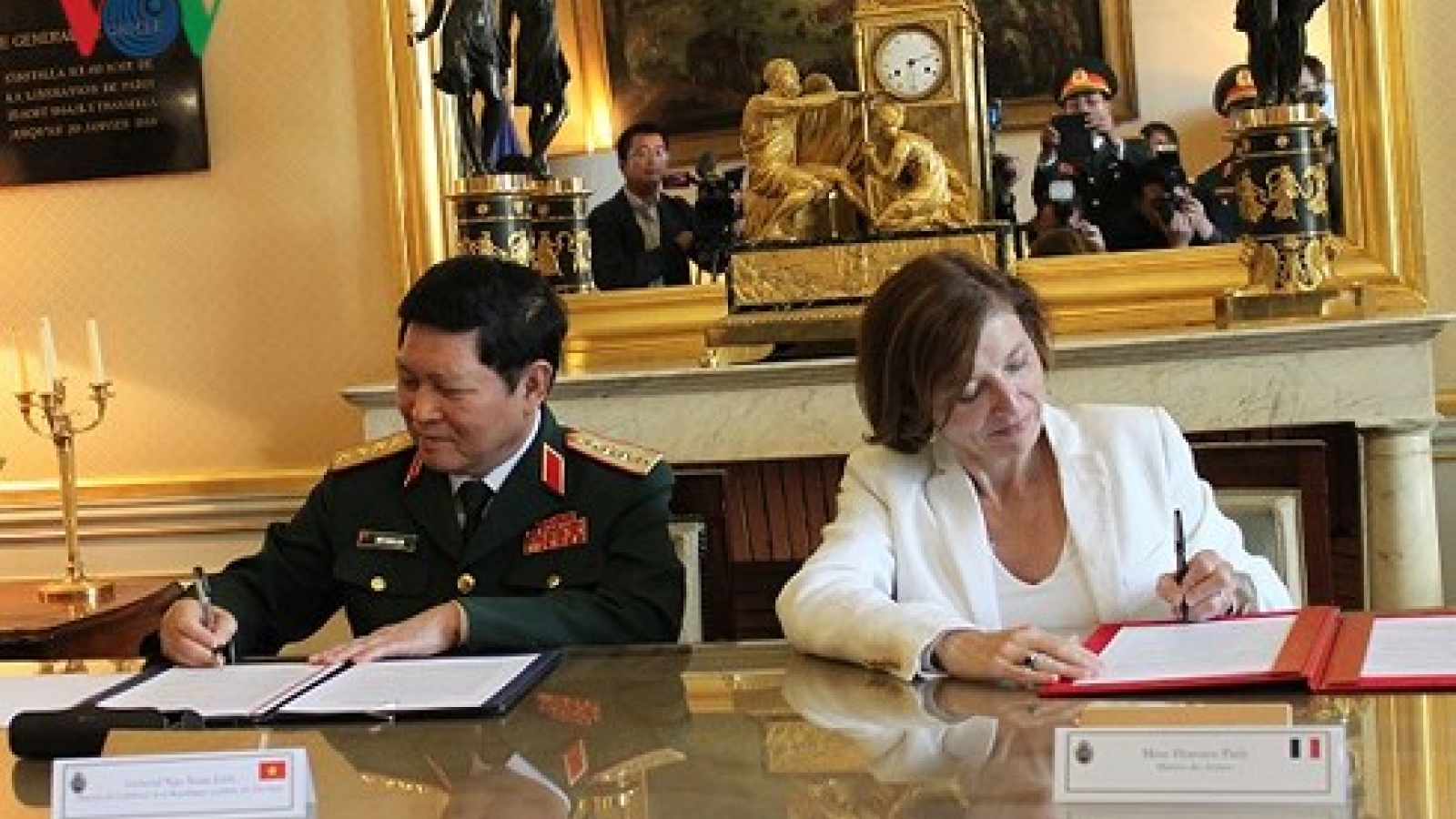 Vietnam, France sign joint vision statement on defence cooperation