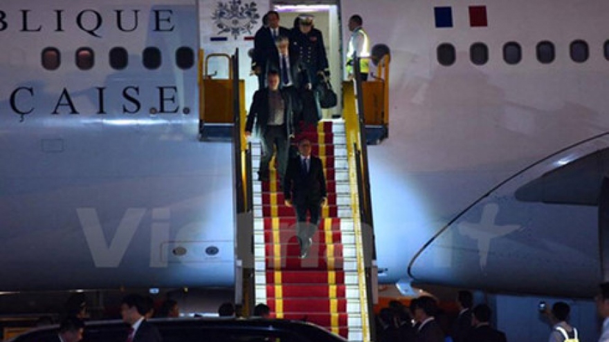 
        French President begins State visit to Vietnam
                              