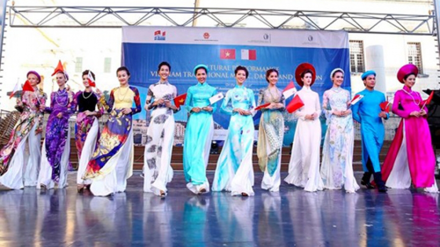 Vietnamese “Ao Dai” introduced to Malta fashion show