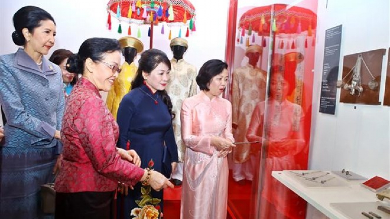 Spouses of GMS leaders learn about life of Vietnamese women in history