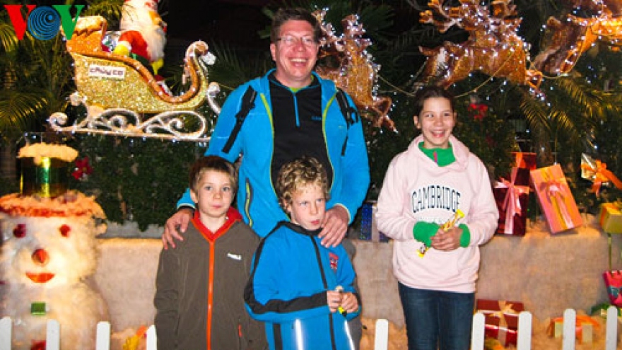 Hanoians celebrate Noel  