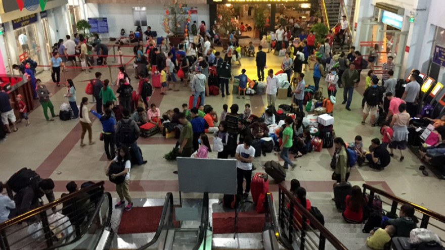 Heavy holiday travel, crowded train stations in Saigon