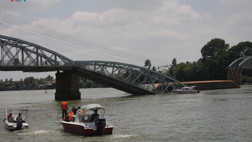 100-year old bridge collapses in Dong Nai