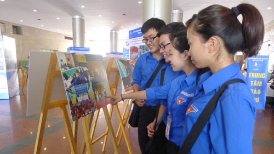 Photo exhibition on General Giap and Hanoi youth