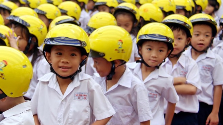 Nearly 3,300 qualified helmets given to primary students in Gia Lai