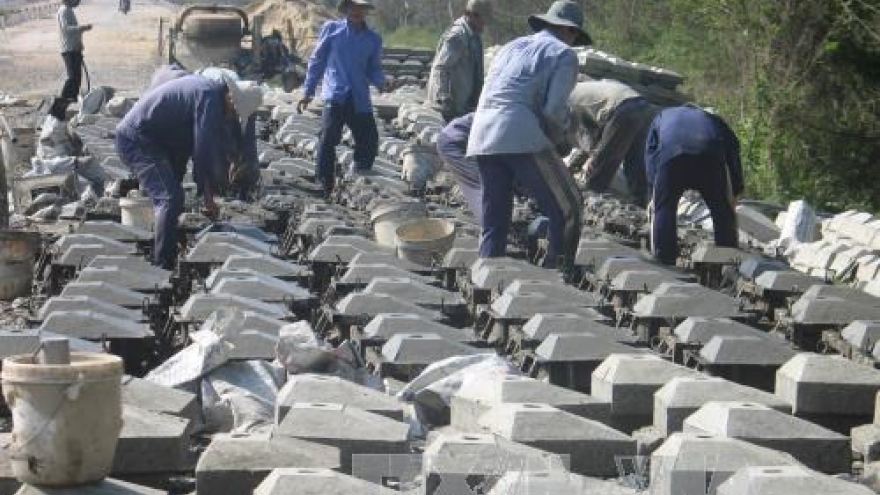 Tien Giang spends big to reinforce Go Cong sea dike