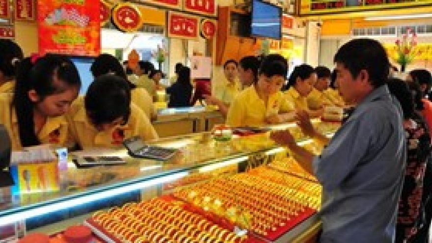  Domestic gold prices hit record low