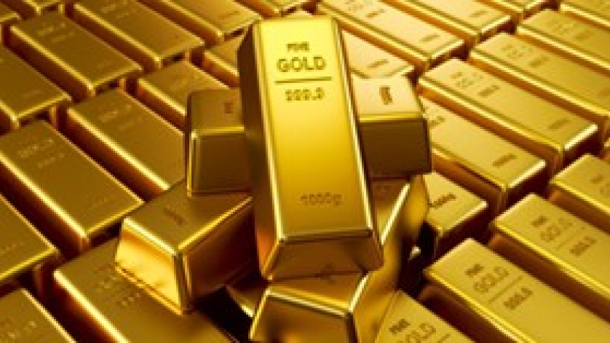 Domestic gold price falls