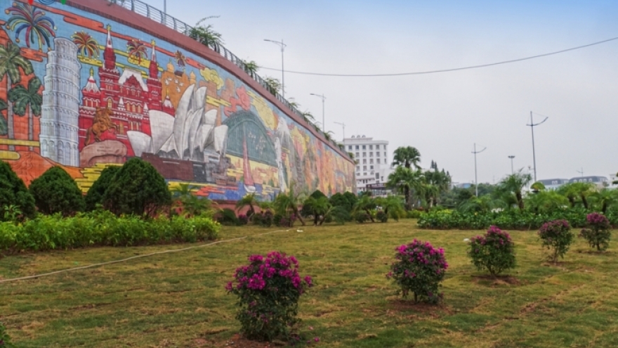 Overview of Vietnam’s largest ceramic mural in Ha Long