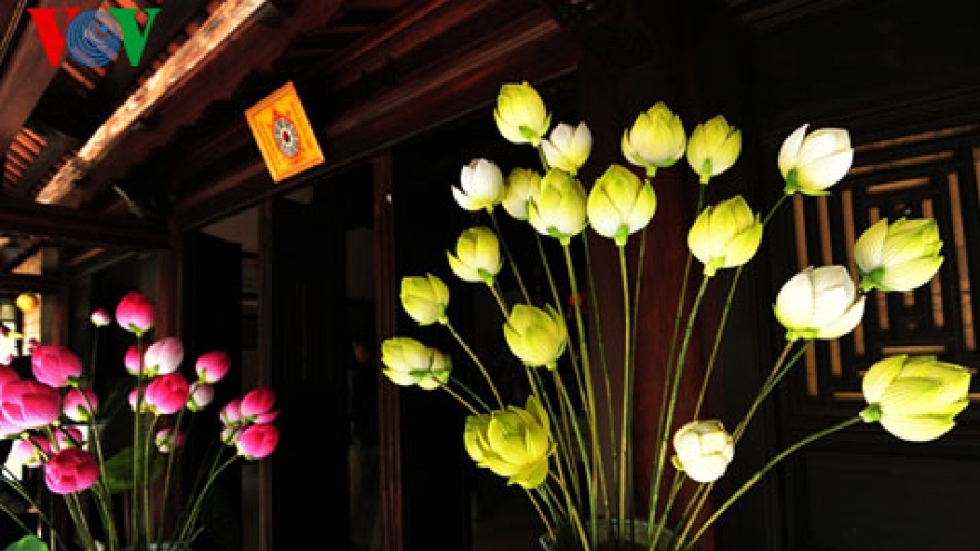 
        Thanh Tien paper flowers village in Hue
                              