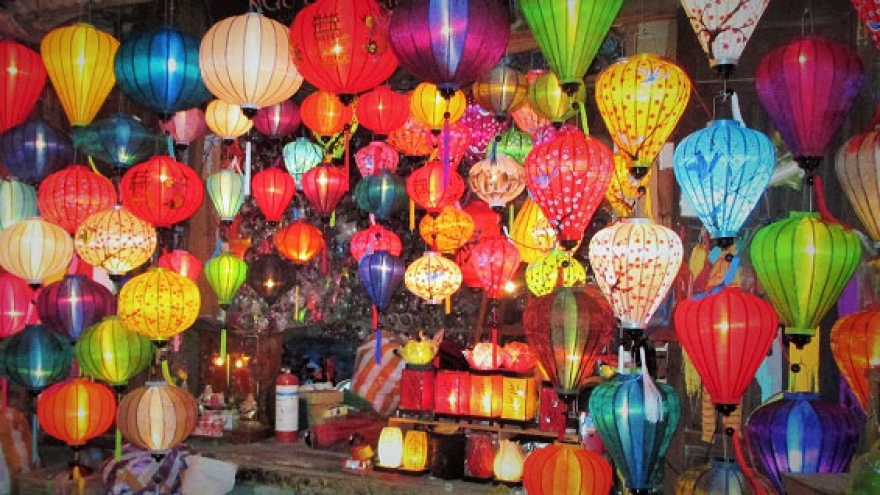 Hoi An ancient town shines on full-moon day