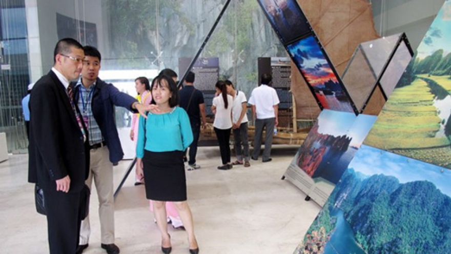 Ha Long hosts photo and souvenir exhibition