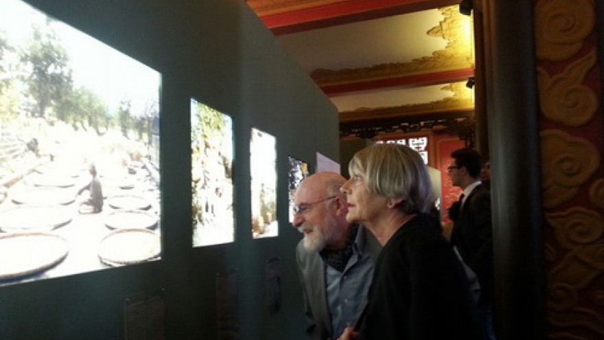 Photos of daily life in Old Hanoi on display in France