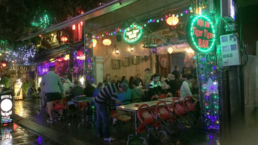 
        Hoi An bars, restaurants required to turn down music, close by midnight
                              