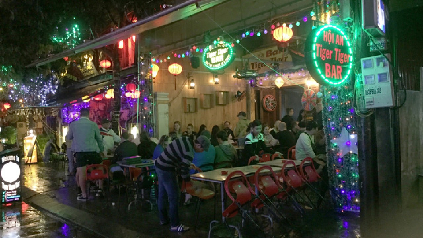 Hoi An bars, restaurants required to turn down music, close by midnight
