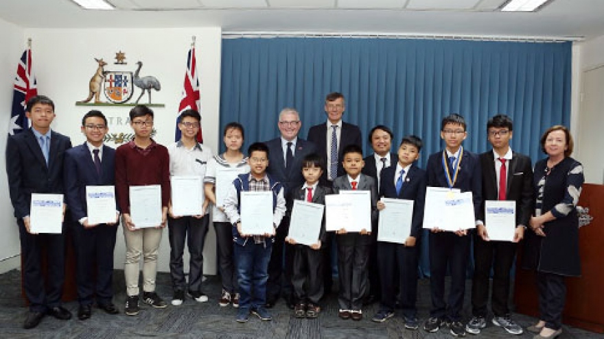 Vietnamese pupils win top prizes at Australian Mathematics Competitions