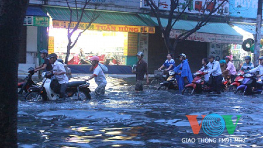 High tide rise causes chaotic traffic in HCM City