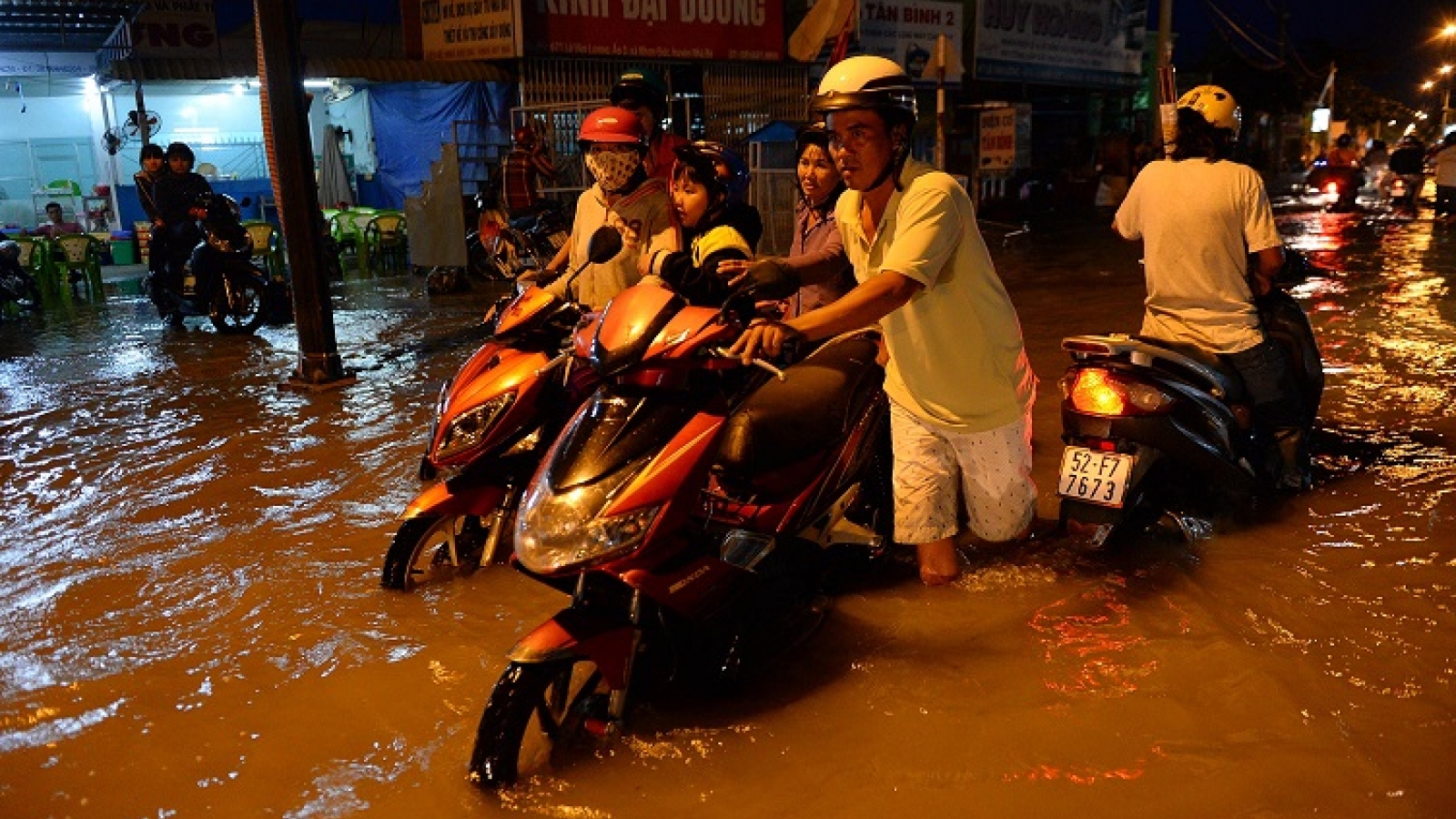 HCM City wrestles with high tide