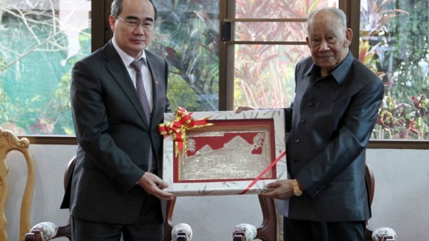 HCM City’s top leader continues working visit to Laos