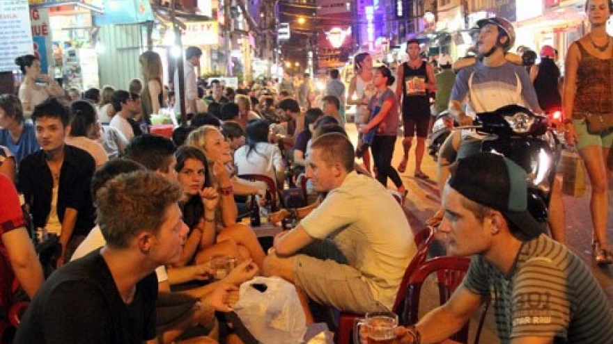 HCM City should open overnight zones for entertainment service
