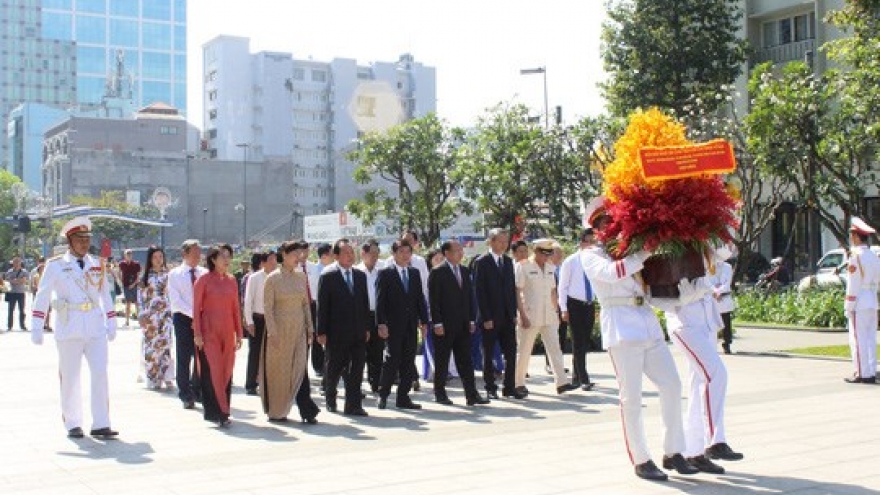 HCM City officials pay tribute to late leaders ahead of Tet