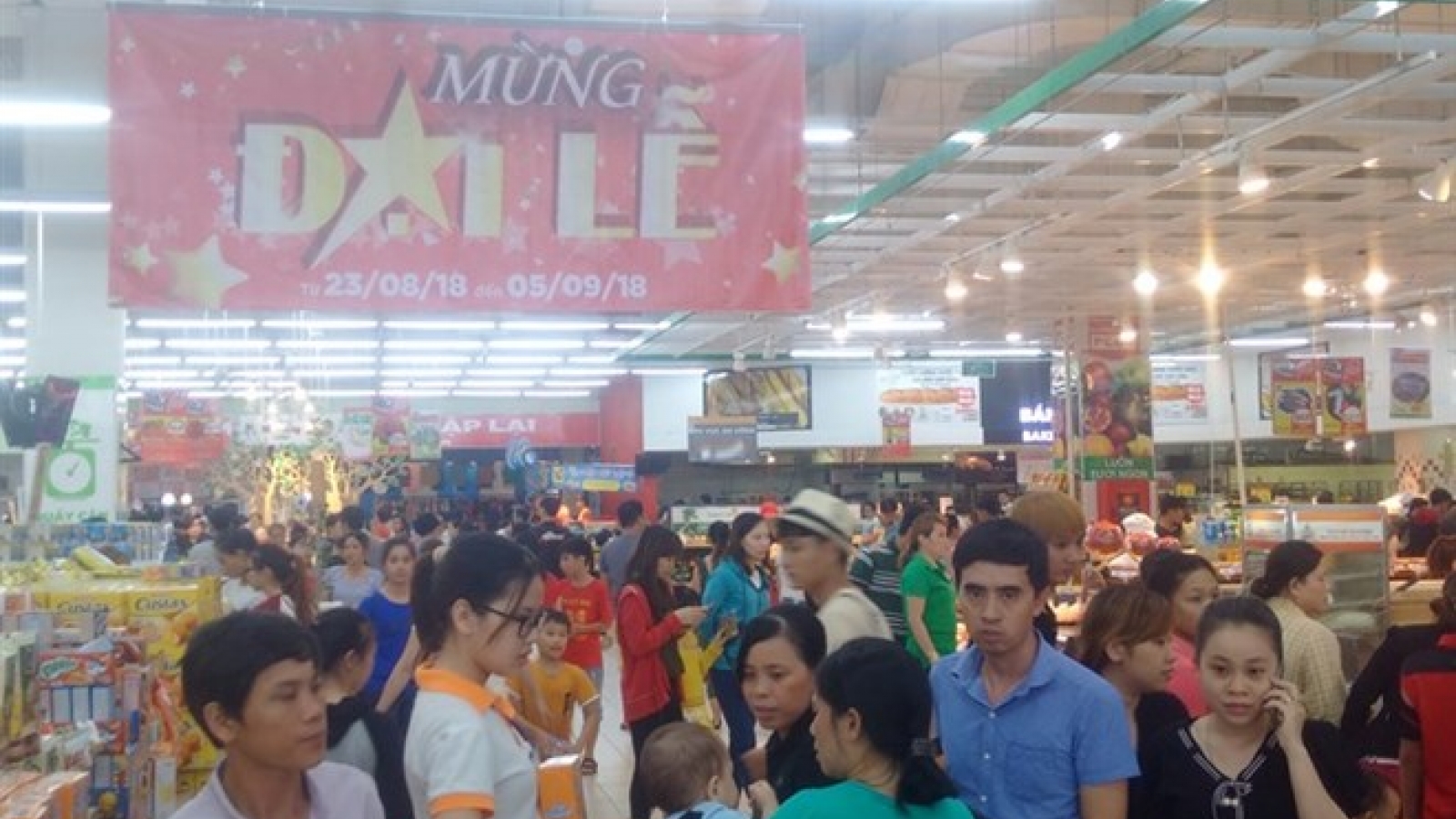 HCM City supermarkets see sales surge during holidays