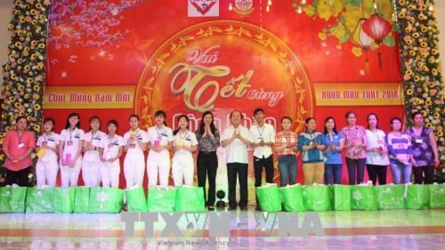 Ho Chi Minh City leaders share pre-Tet joy with workers