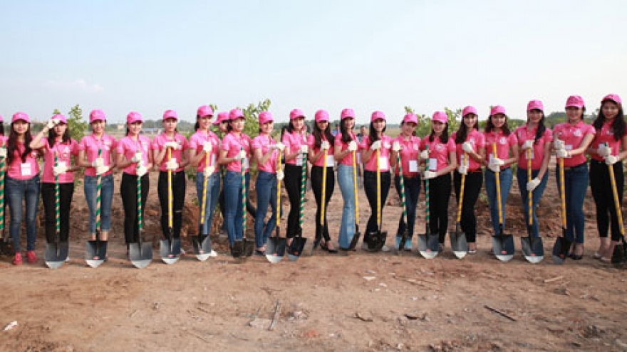 40 Miss Vietnam contestants join charity work
