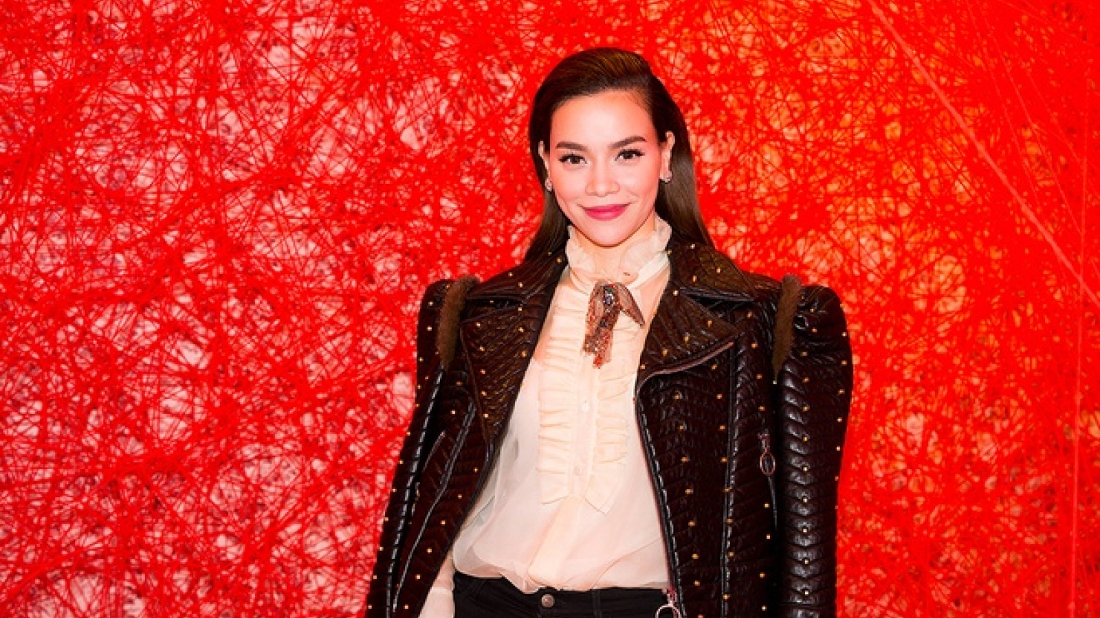 Ho Ngoc Ha resplendent at Asian Art exhibition