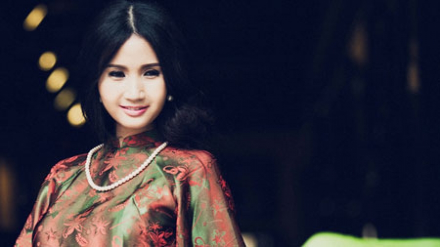Mrs. Asia USA looks noble in Ao Dai