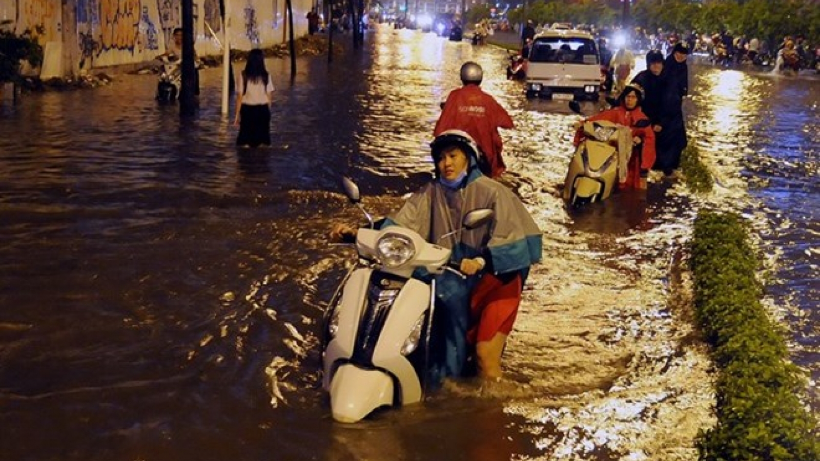HCM City seeks funds for 36 flood projects