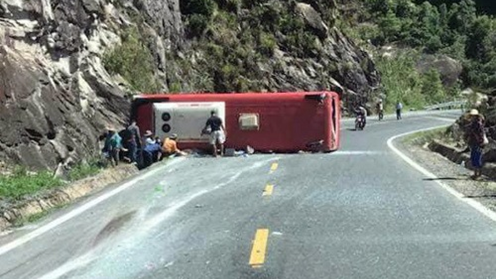Two civil servants on retirement outing killed in Khanh Hoa accident