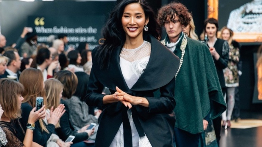 
        Hoang Thuy struts London catwalk
                          
                      