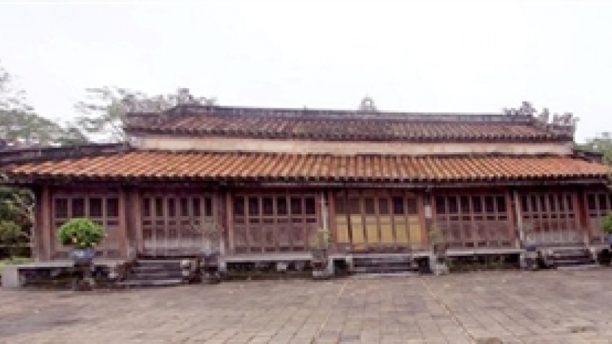 Royal Ao Dai go on exhibit in Hanoi