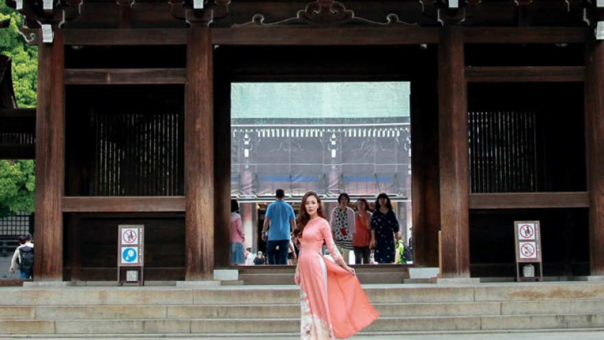 Ho Quynh Huong charming in traditional Ao Dai on Tokyo tour
