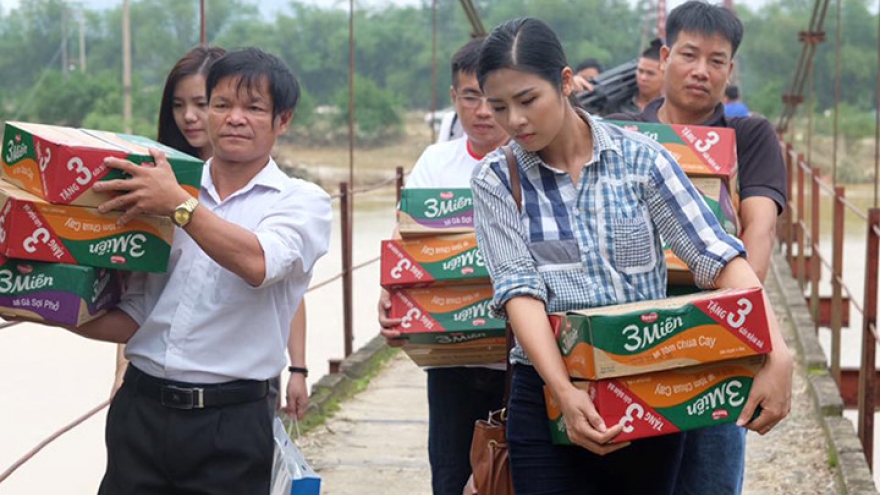Miss Vietnam Ngoc Han presents gifts to flood victims in Ha Tinh