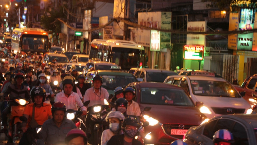 Traffic jams block gateways from HCM City as TET drawing near