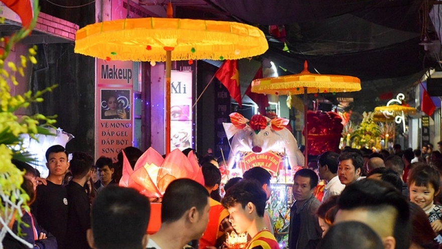 Crowds gather for pig procession festival
