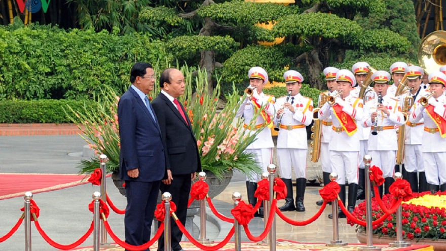 In photos: Cambodian PM Hun Sen welcomed in Hanoi