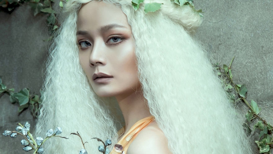 Hoang Oanh looks mysterious in new photos