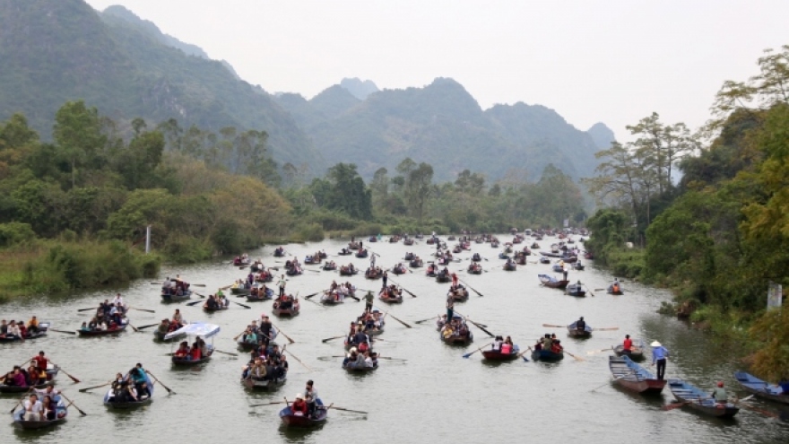 Crowded Huong Pagoda before festival opening day