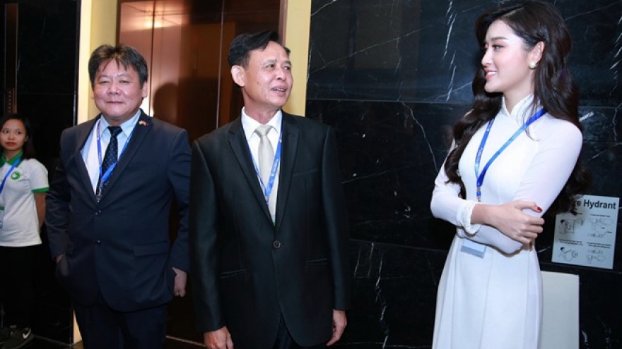 
        Huyen My greets Prince William
                              